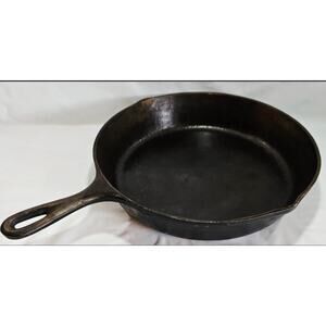 Vintage #8 SK LODGE D2 Cast Iron 3 Notch Heat Ring Skillet Pan With Pour Spouts